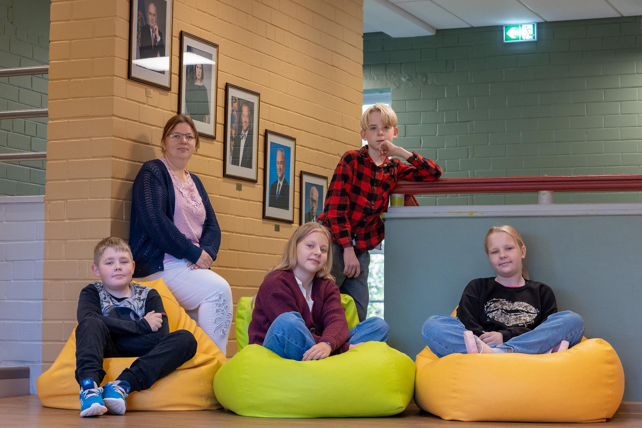Meelis Naudi (vasakult), õpetaja Rebeka Käär, Marleen Käär, Rasmus Kõu Epler ja Jette Konts. Üheskoos klassikaaslastega saadeti teele esimesed päris paberile kirjutatud kirjad ning ollakse peagi saabuva vastuse ootel. Foto: AIGAR NAGEL